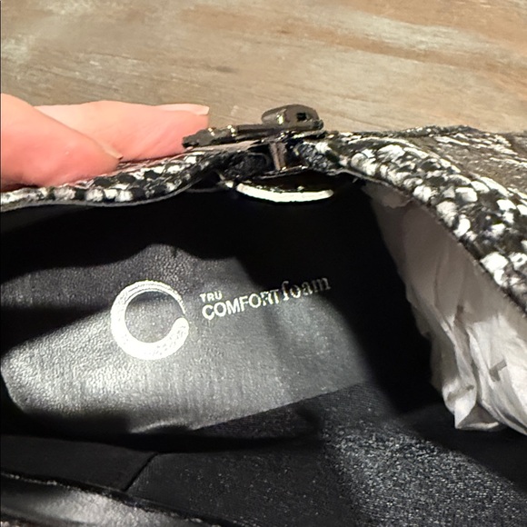 Journee Collection Women’s Booties Size 12 New Snake Print Wedge Ankle Boots - Picture 10 of 10